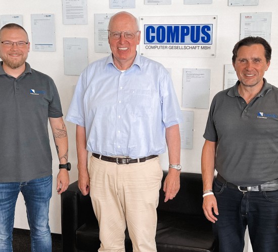 Bild (v. links): Thorsten Höpfl (Vorstand der nasdo AG), Dr. Bernd Huber (Geschäftsführer COMPUS Computer GmbH), Gerhard Dorner (Vorstandsvorsitzender der nasdo AG)